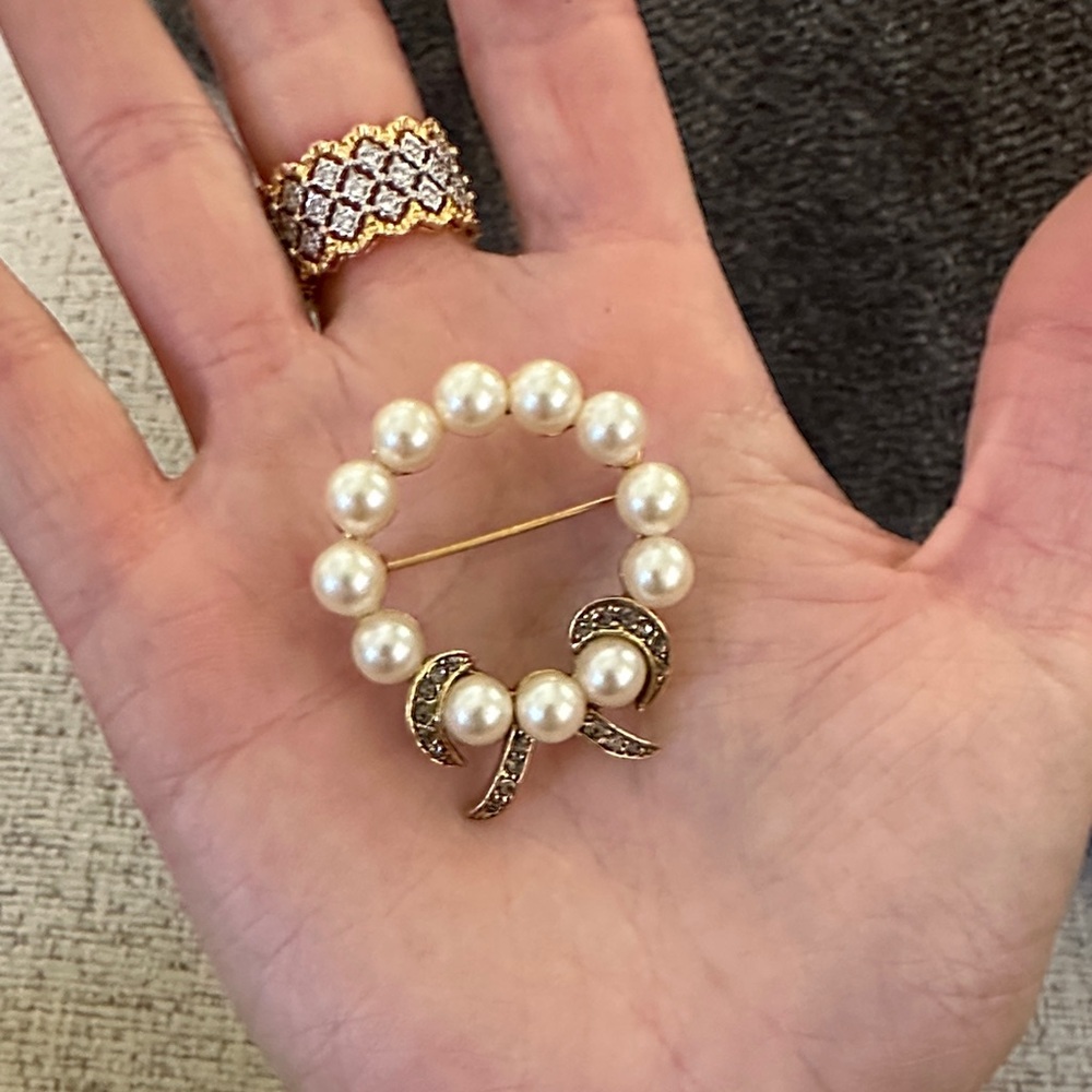 Elegant Pearl and Gold Brooch